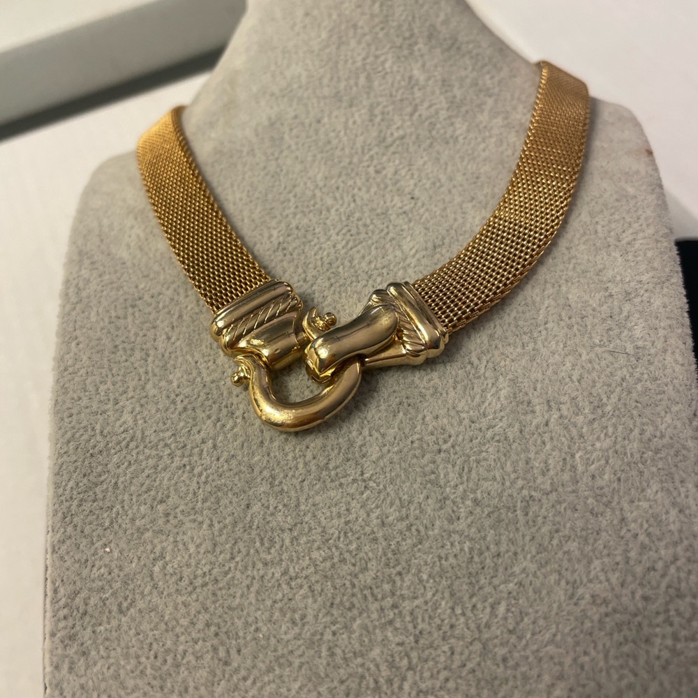 Chic Gold Mesh Choker Necklace with magnetic clip closure - Picture 3 of 8